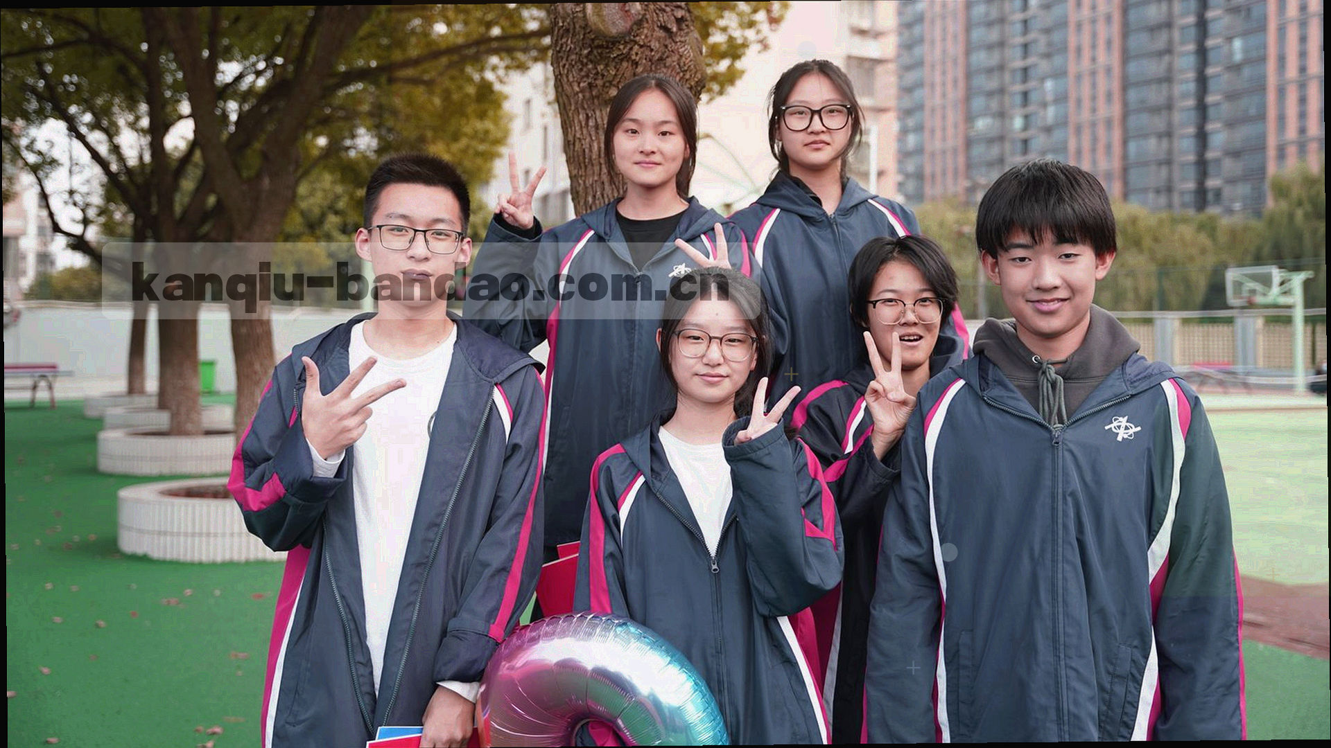 抽象化处理的深色足球皮革纹理，营造赛事资料库的暗场氛围